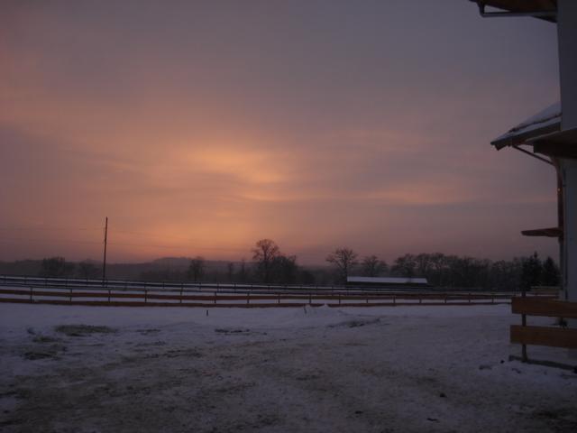Foto: Regina Franziska Rau - Gut Aiderbichl in Stallach bei Iffeldorf - bei den Osterseen -  der Haupthof im Winter bei Sonnenuntergang 